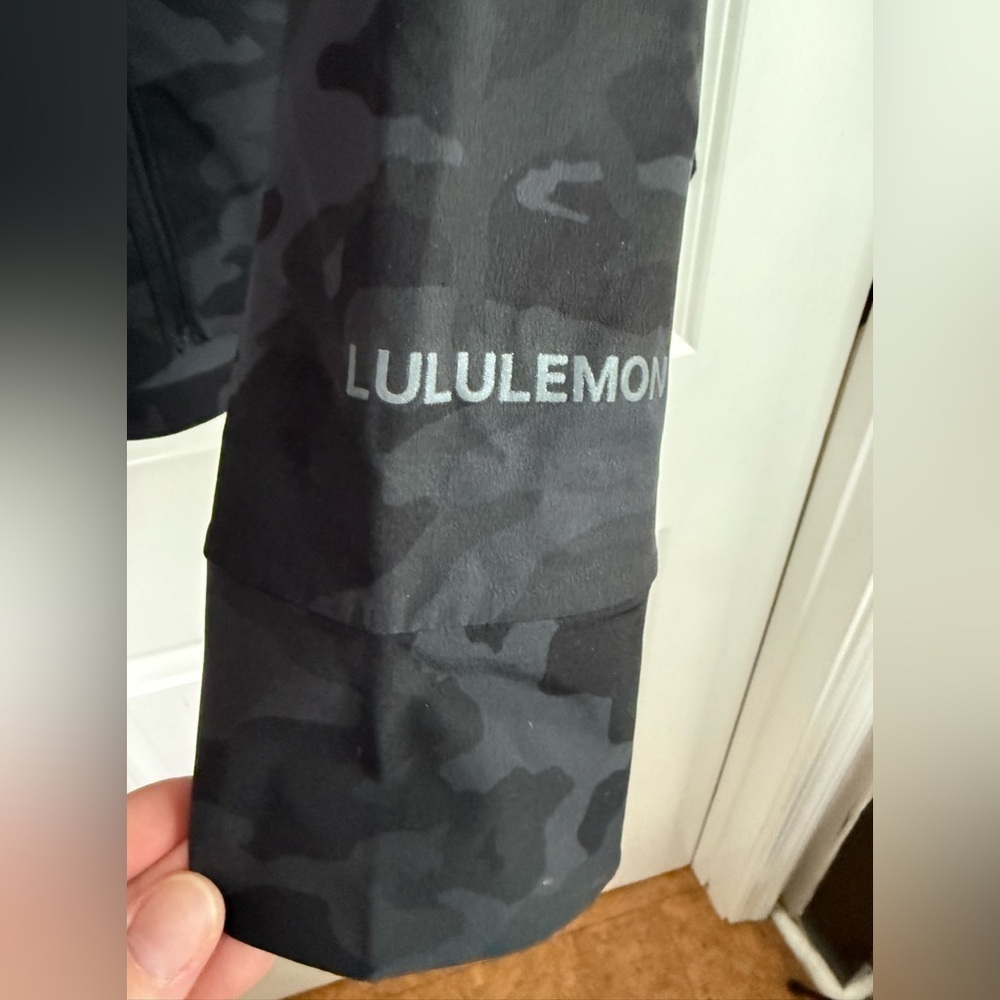 Lululemon Women’s Incognito Camo Multi Gray Mist Over Windbreaker - Size 8 - Picture 2 of 9